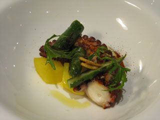 Pulpo plancha con esparragos trigueros y patata al azafran