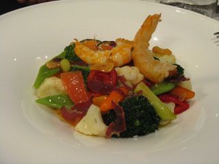 Salteado de verduras y langostinos
