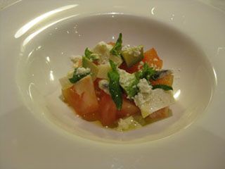 Bocartes marinados con tomate y aguacate