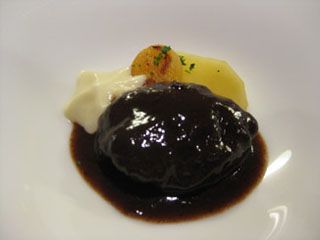 Carrilleras ibéricas estofadas con un punto de canela y espuma de patata