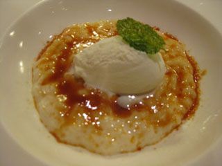 Crema de arroz con caramelo y helado