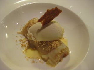 Bizcocho con mazpan y helado de almendra