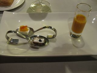 Crema de Marmita, bocarte y queso de cabra con vinagreta de melocoton