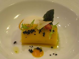 Canelón de mango y bacalao con espárrago y patata espumosa
