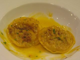 Raviolis de centollo trufados en crema de calabaza y mejillón