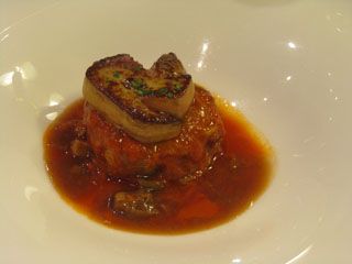 Manos de cerdo deshuesadas con vizcaína, hongos y foie
