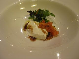 Mouse de queso y vinagreta de naranja