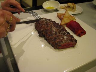 Lomo de vaca fileteado con patatas, panceta y pimiento natura