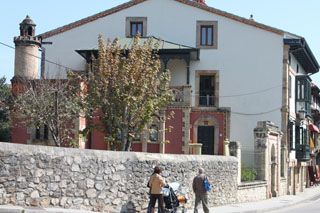 Edificio Comillas restaurante Marisqueria Quique Comillas Cantabria
