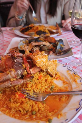 comiendo Paella restaurante Marisqueria Quique Comillas Cantabria