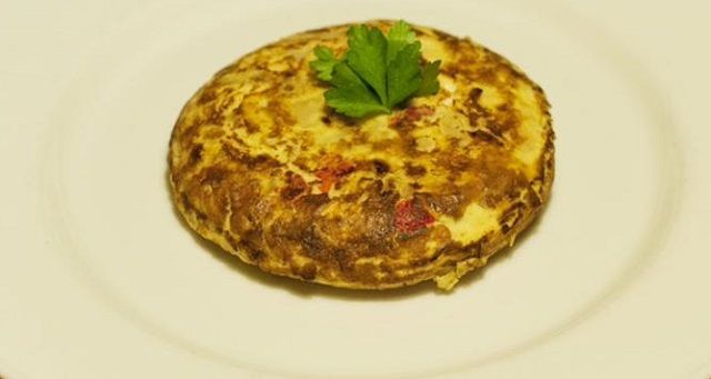 tortilla-con-pimiento-rojo-de-isla-cebolla-caramelizada-y-queso-cabra-laconcha