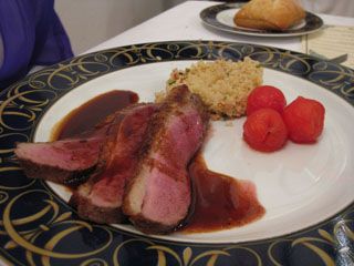 Magret de pato con salsa de mole, y cous cous de pimientos y sandia San Roman Escalante