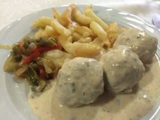 Albóndigas con salsa de queso en La Barca de Treto 