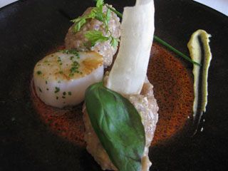 Tartar de bonito acompañado de vieira  El Serbal Santander Restaurante