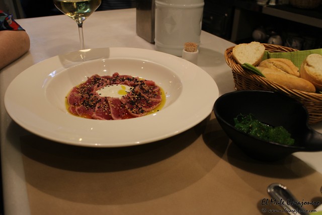 Tataki de atún con mayonesa de wasabi, alga wakame y huevas La Tolva Santander