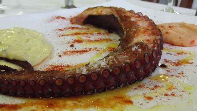 Garra de pulpo restaurante La Barca de Treto