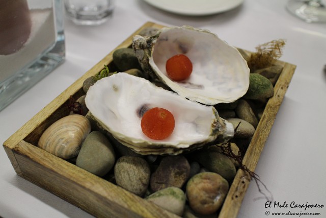 Tomate y chupito de leche de tigre Cena de gala las Cocinas del Titanic en Las Carolinas