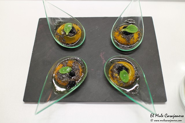 Huevo de campo cocinado con jugo de pescado y caviar. Cena de gala las Cocinas del Titanic en Las Carolinas