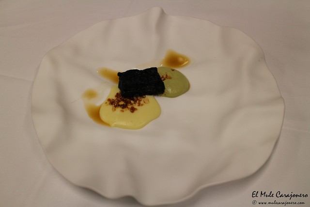 Solomillo Lili, con tinta de calamar seca, puer de patata andina y pure de alcachofa. Cena de gala las Cocinas del Titanic en Las Carolinas