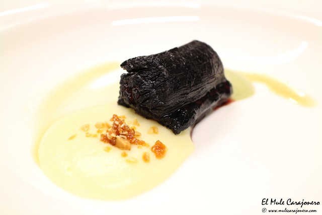 Solomillo Lili, con tinta de calamar seca, puer de patata andina y pure de alcachofa. Cena de gala las Cocinas del Titanic en Las Carolinas