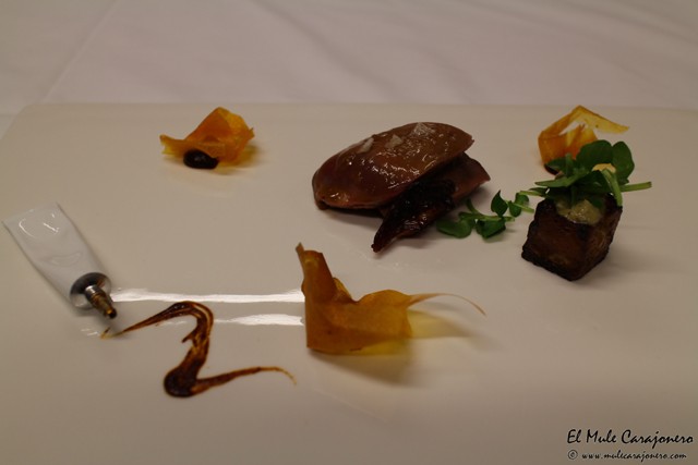 Pichon glaseado a la sal, salsa de berros, pera caramelizada, puere de berros, jenjible, mole, crocante de boniato y jamon. Cena de gala las Cocinas del Titanic en Las Carolinas