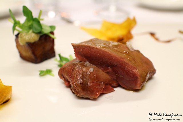 Pichon glaseado a la sal, salsa de berros, pera caramelizada, puere de berros, jenjible, mole, crocante de boniato y jamon. Cena de gala las Cocinas del Titanic en Las Carolinas