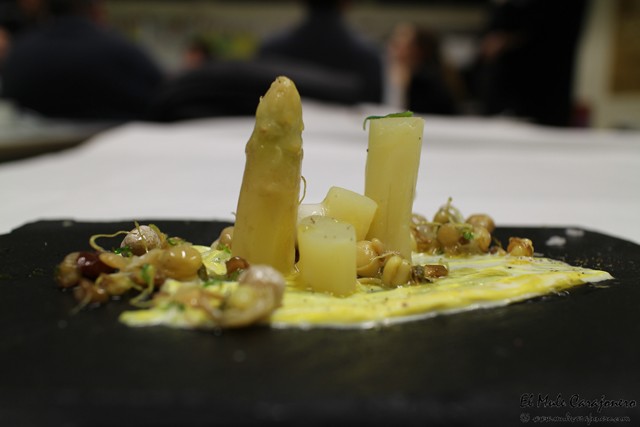 Vinagreta de esparragos tajun de brotes mixtos y yuba de leche al azafran Cena de gala las Cocinas del Titanic en Las Carolinas