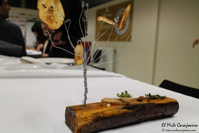 Foie curado en sal 4 especias, higo. chip de manzana, crocante, mermelada de lulo, apio seco y balsamico de vainilla. Cena de gala las Cocinas del Titanic en Las Carolinas