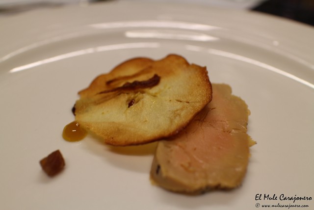 Foie curado en sal 4 especias, higo. chip de manzana, crocante, mermelada de lulo, apio seco y balsamico de vainilla. Cena de gala las Cocinas del Titanic en Las Carolinas