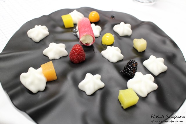 Frutas confitadas frambuesa y merengue de frutas Cena de gala las Cocinas del Titanic en Las Carolinas