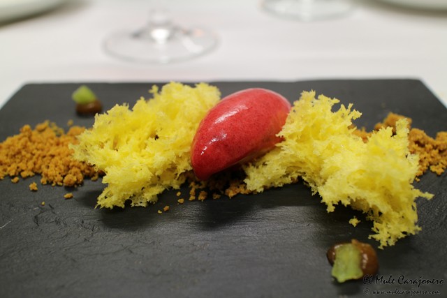 Puding Waldorf, quenel de frambuesa, kiwi crunch con curry. Cena de gala las Cocinas del Titanic en Las Carolinas