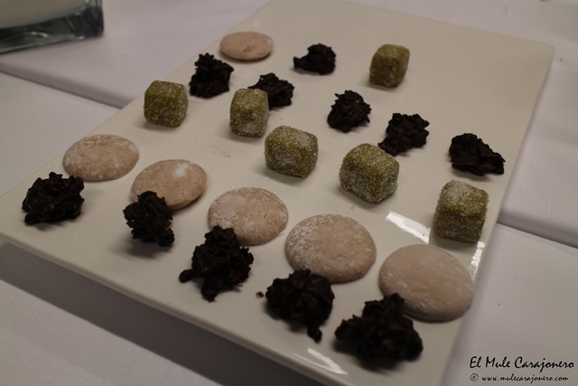 Roca de chocolate y papa frita, nube de vino tinto y gominola de pistacho Cena de gala las Cocinas del Titanic en Las Carolinas