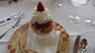 Copa de Fresas con Nata y Zumo de Naranja Natural restaurante Cosmopol Laredo Cantabria