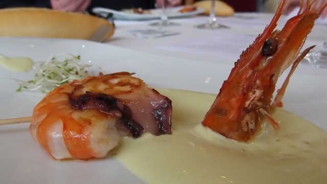 Aperitivo Brocheta de Langostino y Pulpo a la Plancha con Alioli de Pil-Pil restaurante Cosmopol Laredo Cantabria