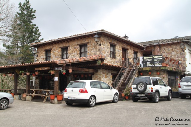 Aparcamiento y fachada El Mirador de Peña Colsa