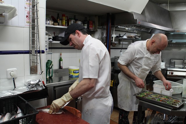 Limpiando Sardas Restaurante la Darsena Suances