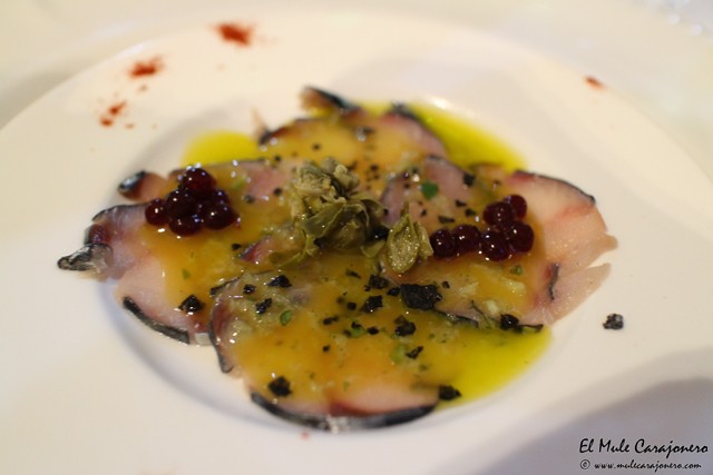 Carpaccio de Sarda y esferas de vino tinto restaurante la Darsena Suances