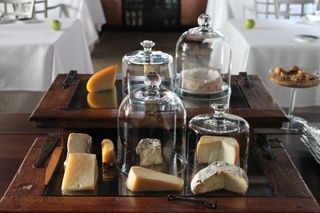 Expositor quesos El Cenador de Amos Villaverde de Pontones Restaurante