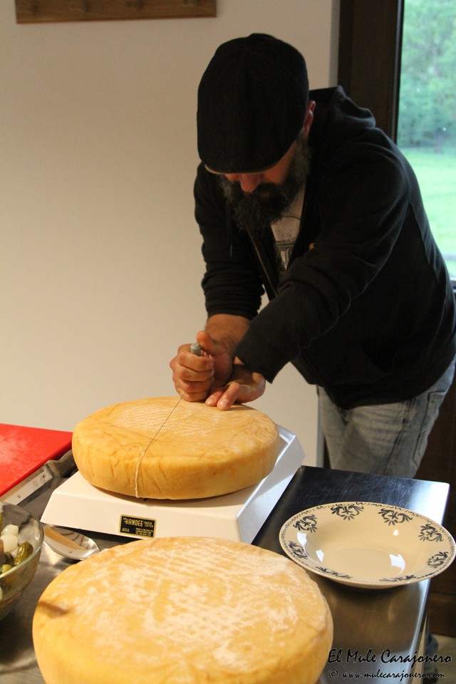 Queso asadero pasiego en la Jarradilla Valles Pasiegos Cantabria