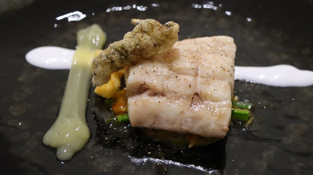 Corvina, coco, piña y cardamomo