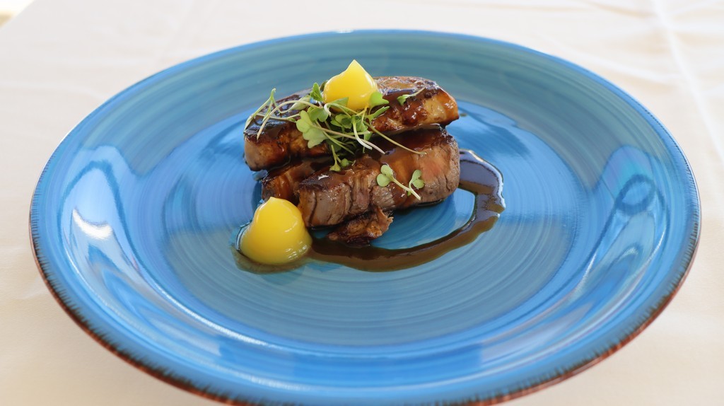 Solomillo de vaca con foie cítrico y jugo de carne