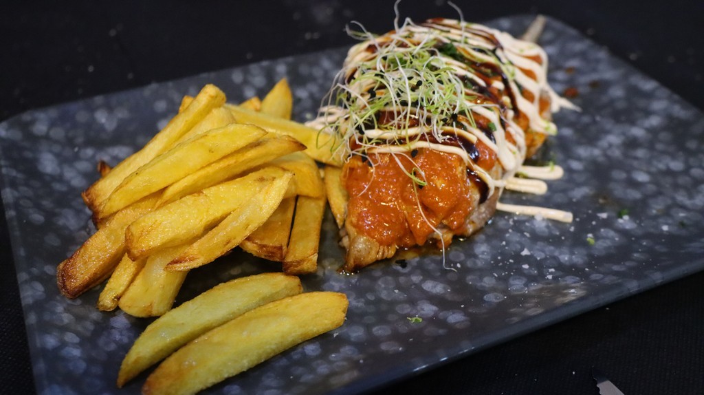 costilla de cerdo a baja temperatura con papas fritas y mojo picón