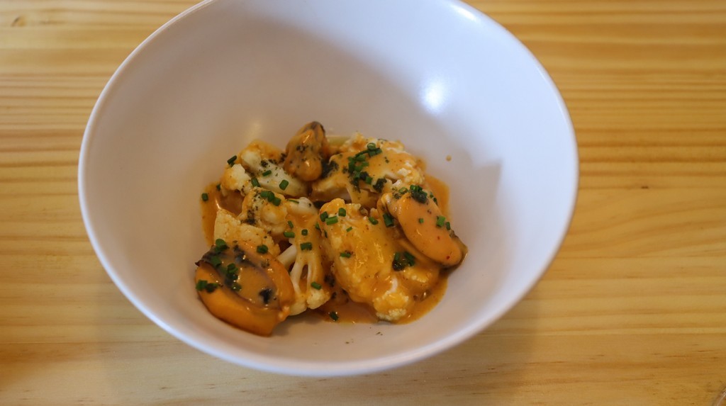 Coliflor, mejillón, curry de coco y kimchi