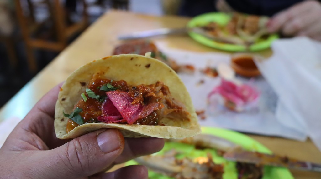 costillas al chipotle con tortitas y cebolla morada encurtid