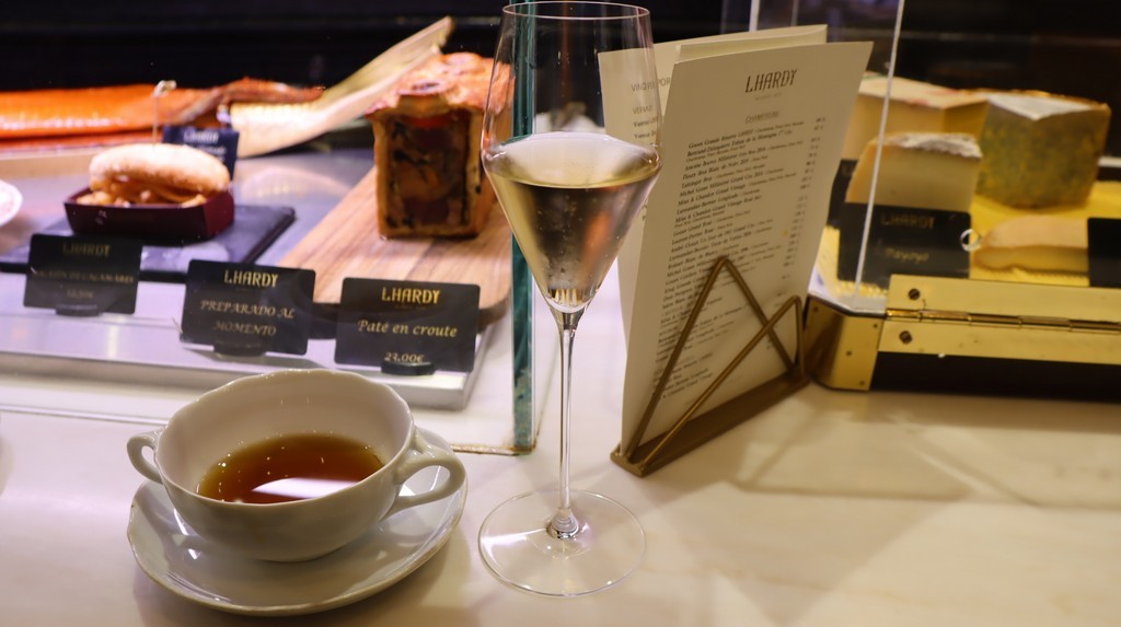 Calñdo y champagne Lhardy restaurante de lujo Madrid