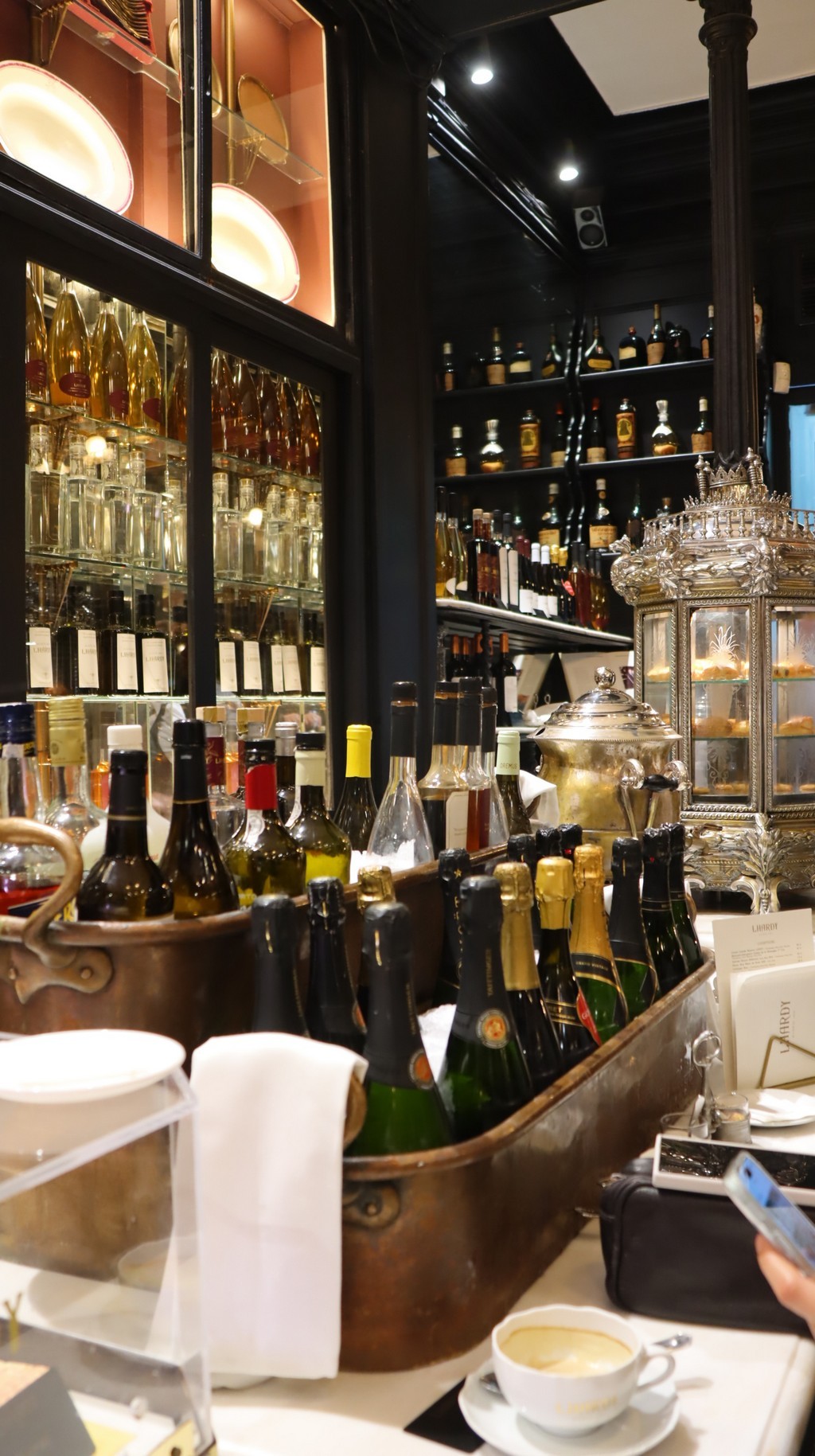Los champagnes de la barra de Lhardy restaurante de lujo Madrid