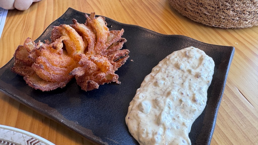 flor de cebolla con salsa tártara en el restaurante Muelle del Pesquero