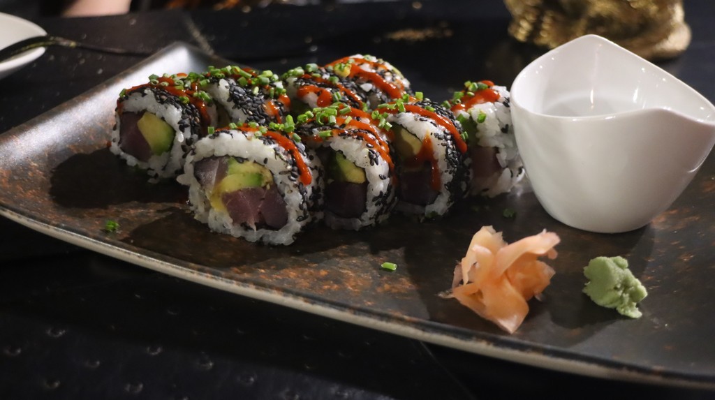 Roll de atún, aguacate, sésamo y emulsión picante de sriracha