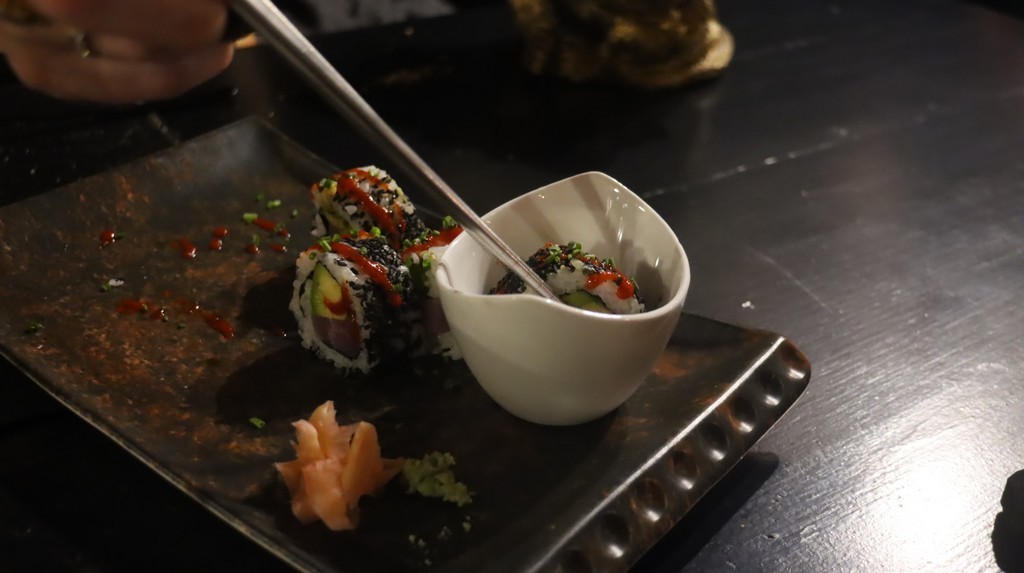 Roll de atún, aguacate, sésamo y emulsión picante de sriracha
