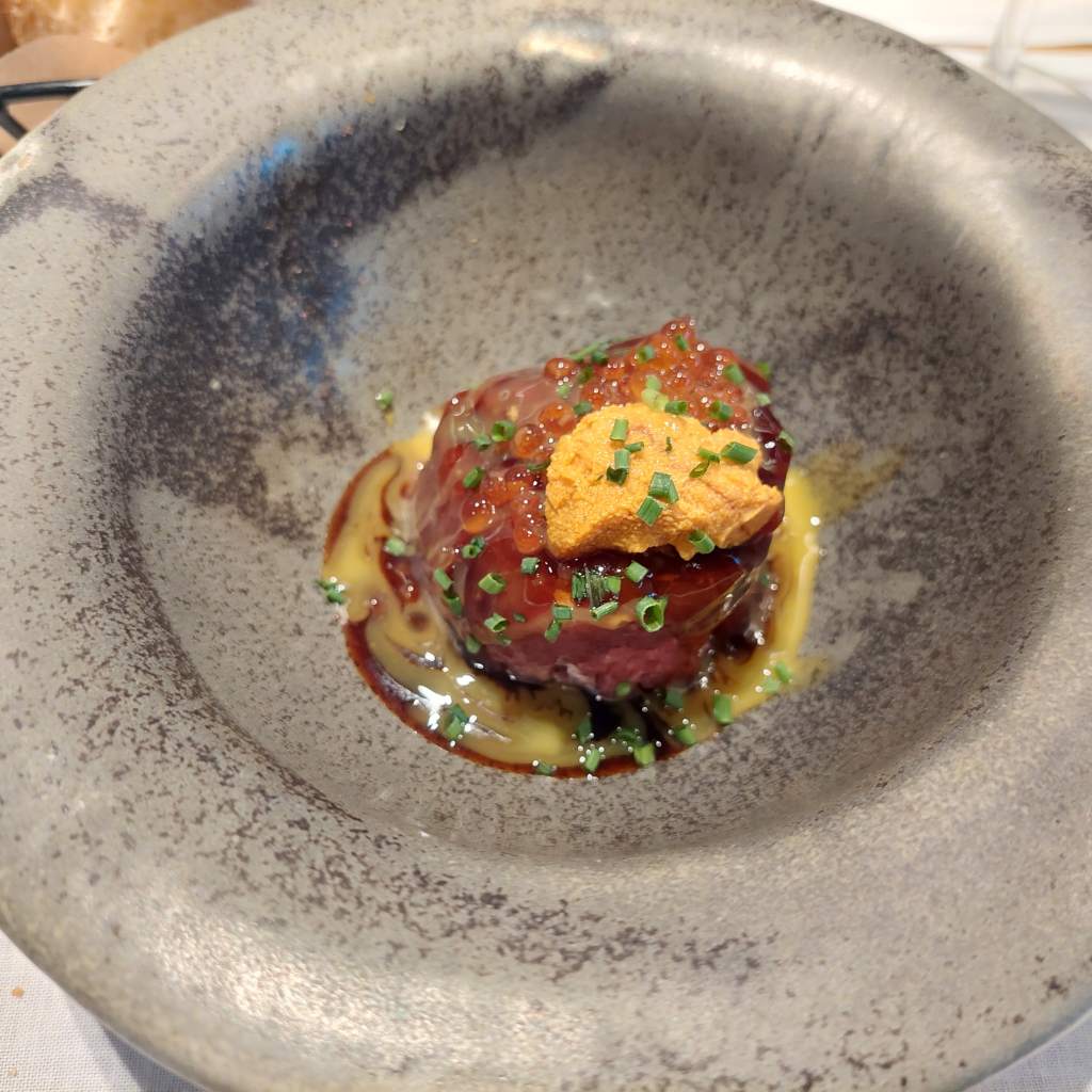 picadillo de atun con erizo de mar y yema de huevo Granja Elena Barcelona